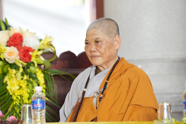 Ni trưởng Thích Đàm Bích, trụ trì chùa Linh Ứng