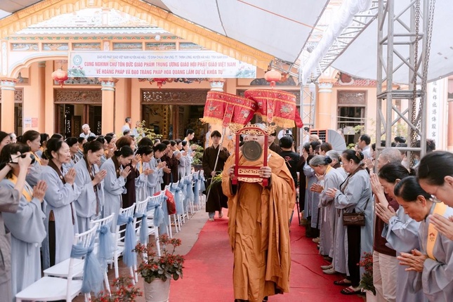 Cung thỉnh chư tôn đức quang lâm