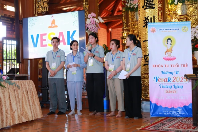 Các bạn trẻ tham gia thi hùng biện