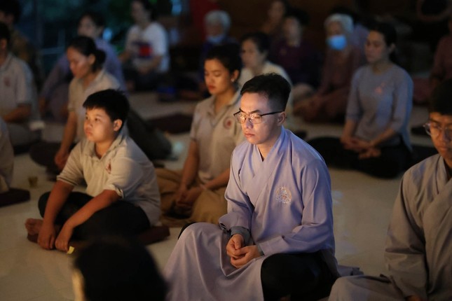 Phật tử tọa thiền