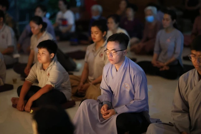 Phật tử tọa thiền