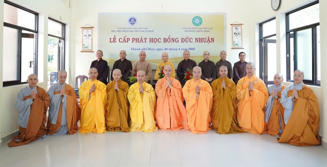 Lưu niệm tại buổi trao học bổng Lưu niệm tại buổi trao học bổng