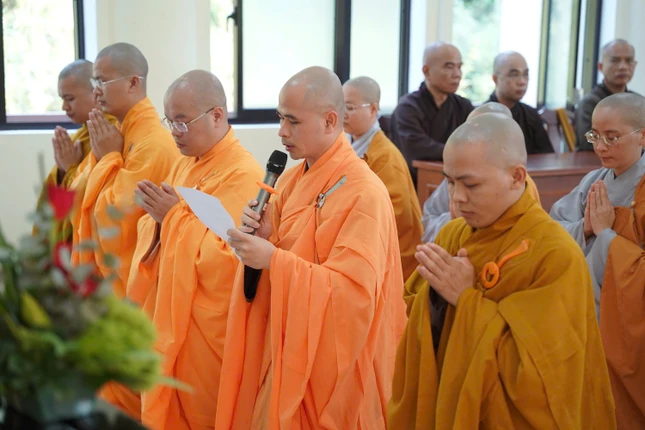 Đại diện Tăng Ni sinh dâng lời cảm niệm