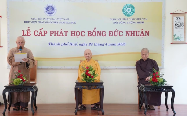 Thượng tọa Thích Giác Dũng đọc quyết định trao học bổng đến 11 Tăng Ni sinh Học viện Phật giáo VN tại Huế