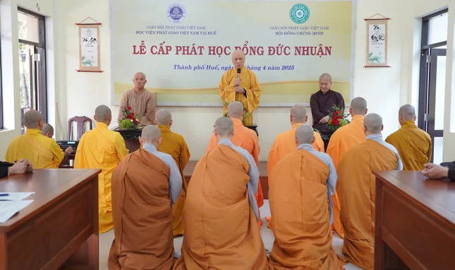 Trưởng lão Hòa thượng Thích Giác Quang sách tấn Tăng Ni sinh được nhận học bổng