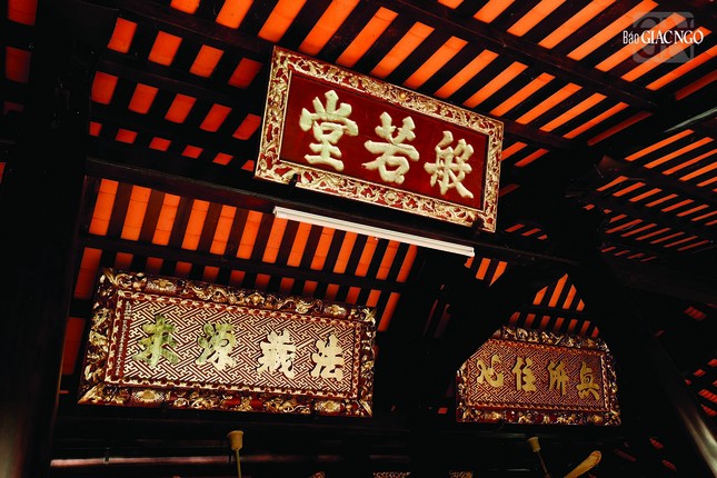 Những bức hoành phi chạm trổ tinh xảo