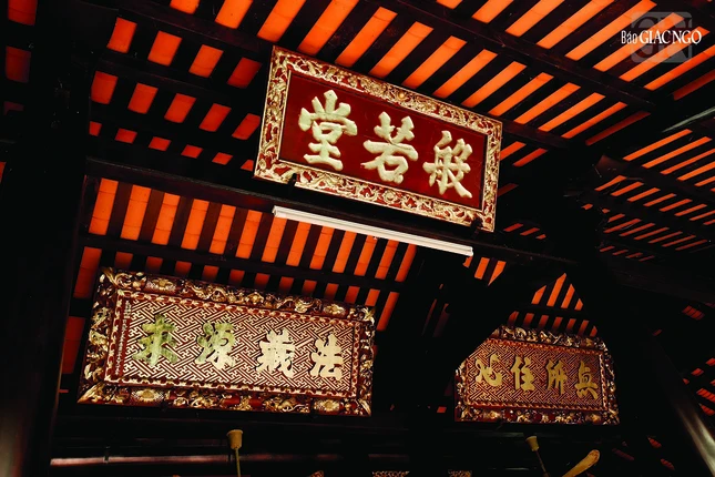 Những bức hoành phi chạm trổ tinh xảo