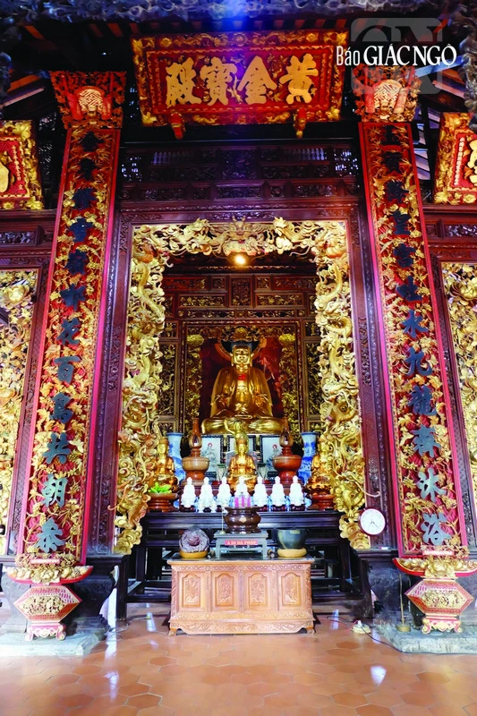 Hệ thống bao lam, thành vọng chạm trổ công phu