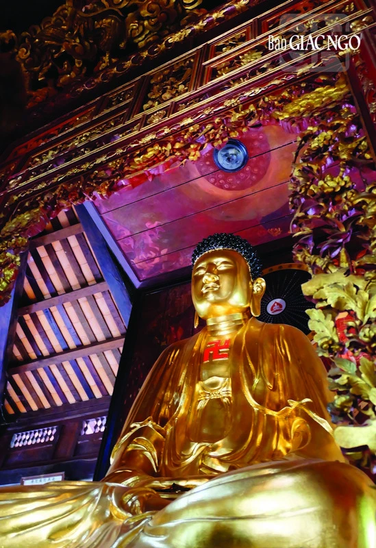 Tượng Phật Di Đà do triều đình nhà Nguyễn cúng dường