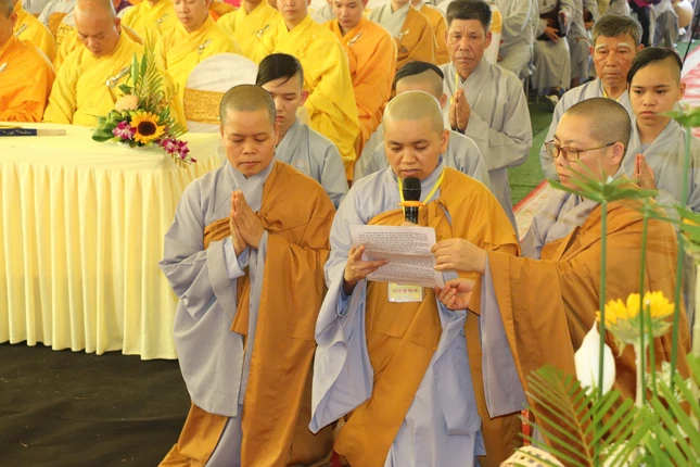 Sư cô Thích nữ Tuệ Hòa dâng lời phát nguyện