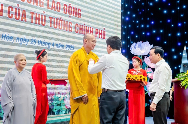 Thượng tọa Thích Tâm Đức nhận Huân chương Lao động hạng Nhì của Chủ tịch nước - Ảnh: Bản Thành