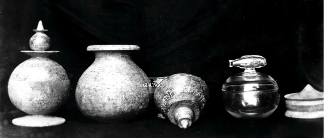 Năm chiếc bình đựng bảo vật, được chụp lại bởi Peppé vào năm 1898 - Ảnh: W.C.Peppé