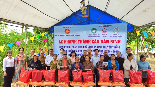 Trao quà đến bà con có hoàn cảnh khó khăn tại địa phương Trao quà đến bà con có hoàn cảnh khó khăn tại địa phương