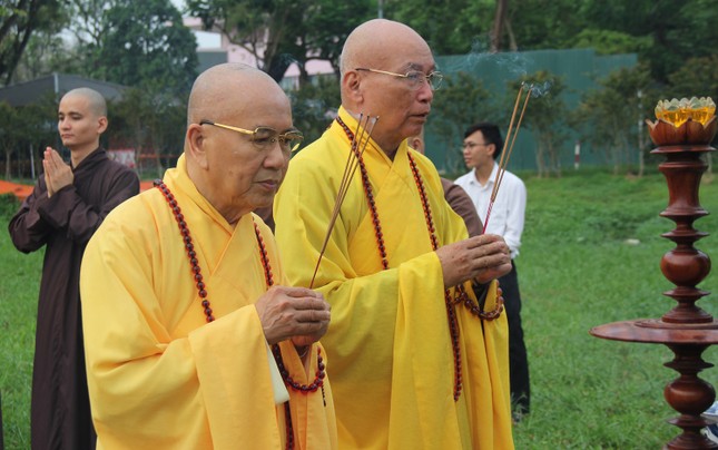 Chư tôn đức cử hành lễ cầu nguyện trước khi hạ thủy 7 hoa sen trên sông Hương