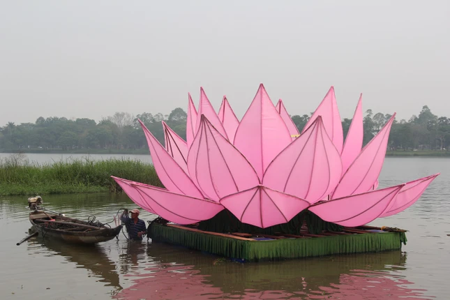 Chính thức hạ thủy hoa sen đầu tiên