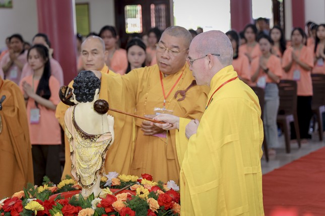 Chư tôn đức hướng dẫn các khóa sinh thực hiện nghi thức Tắm Phật truyền thống