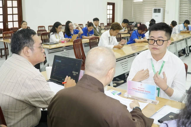 Bạn Lưu Vĩnh Khánh tham gia phỏng vấn tình nguyện viên - Ảnh: Khánh Vi