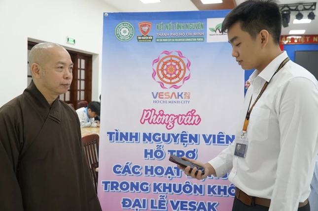 Bạn Phan Hoàng Trường Thọ tham gia các tình huống giả định tại buổi phỏng vấn tình nguyện viên - Ảnh: Khánh Vi