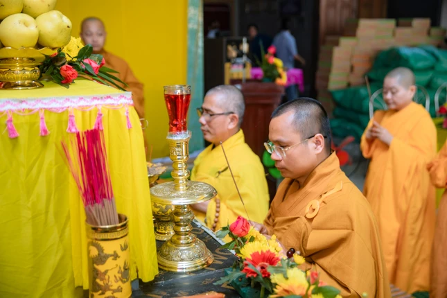 Chư tôn đức niêm hương bạch Phật Chư tôn đức niêm hương bạch Phật