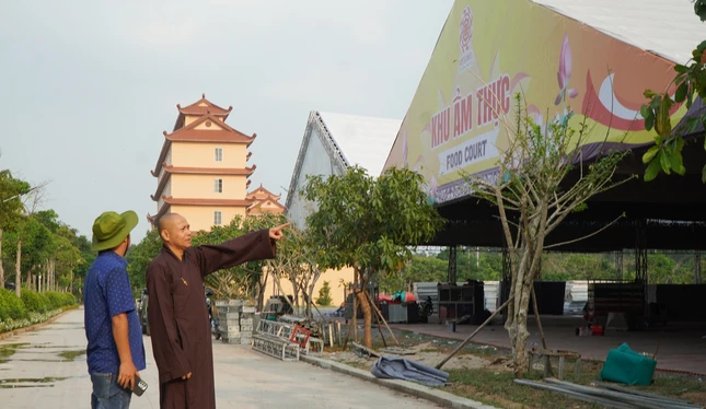 Thượng tọa Thích Trung Sơn kiểm tra công tác trần thiết khu ẩm thực chiều ngày 18-4-2025 - Ảnh: N.D