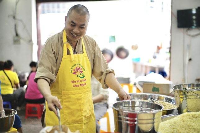 Đại đức Thích Minh Phú phụ trách ẩm thực phục vụ khách tham quan - Ảnh: NVCC