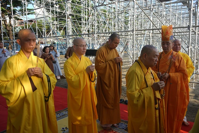 Chư tôn đức niêm hương