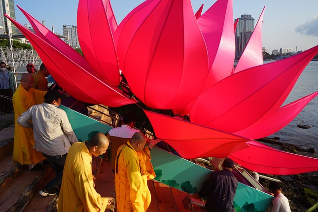 Hoa sen đầu tiên được hạ thủy