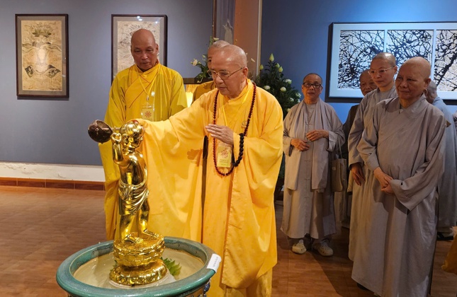 Hòa thượng Thích Khế Chơn Mộc dục tượng Đản sanh trong không gian triển lãm