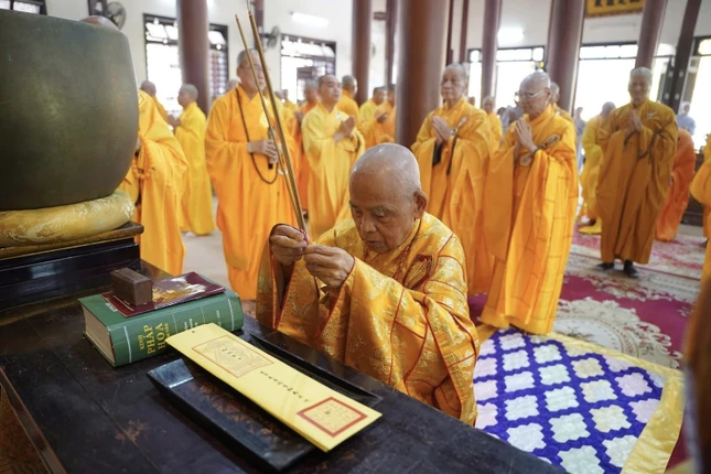 Trưởng lão Hòa thượng Thích Đức Thanh niêm hương bạch Phật Trưởng lão Hòa thượng Thích Đức Thanh niêm hương bạch Phật