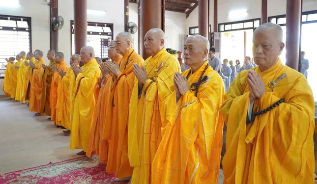 Tụng kinh Pháp hoa trong Đại lễ Phật đản là một truyền thống từ lâu của Phật giáo Huế Tụng kinh Pháp hoa trong Đại lễ Phật đản là một truyền thống từ lâu của Phật giáo Huế