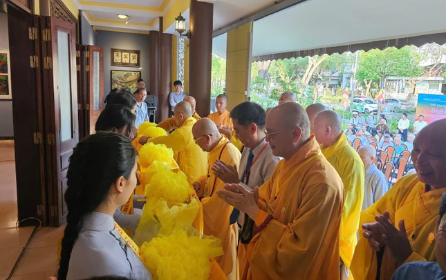 Cắt băng khai mạc triển lãm Cắt băng khai mạc triển lãm