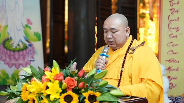 Thượng tọa Thích Nguyên Thanh tuyên đọc Diễn văn Phật đản của Trưởng lão Hòa thượng Chủ tịch Hội đồng Trị sự Thượng tọa Thích Nguyên Thanh tuyên đọc Diễn văn Phật đản của Trưởng lão Hòa thượng Chủ tịch Hội đồng Trị sự