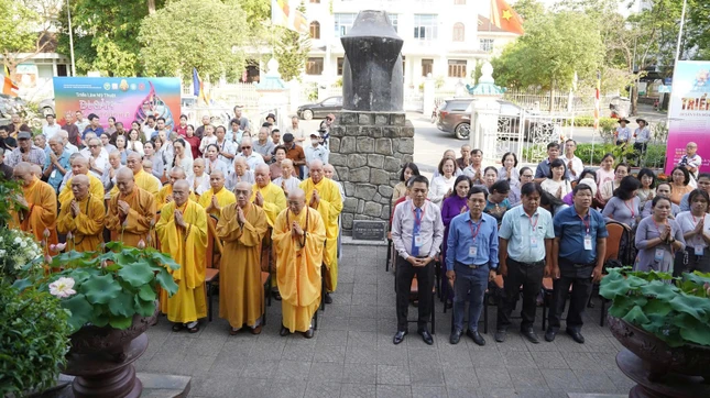 Chư tôn đức, đại biểu, Phật tử tham dự buổi khai mạc triển lãm Chư tôn đức, đại biểu, Phật tử tham dự buổi khai mạc triển lãm