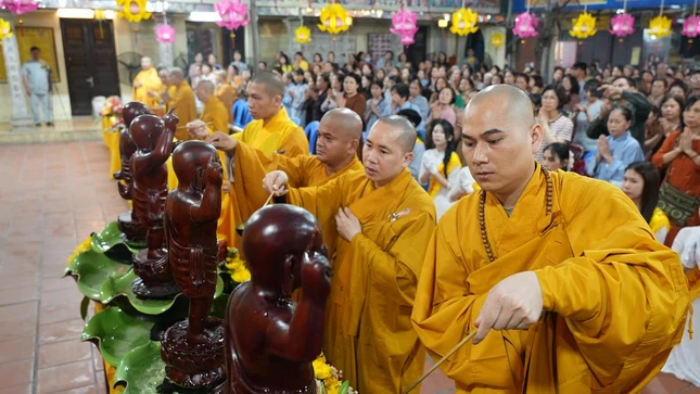 Cử hành nghi thức Tắm Phật Cử hành nghi thức Tắm Phật