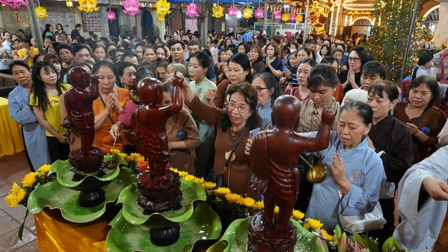 Phật tử trang nghiêm Tắm Phật Phật tử trang nghiêm Tắm Phật