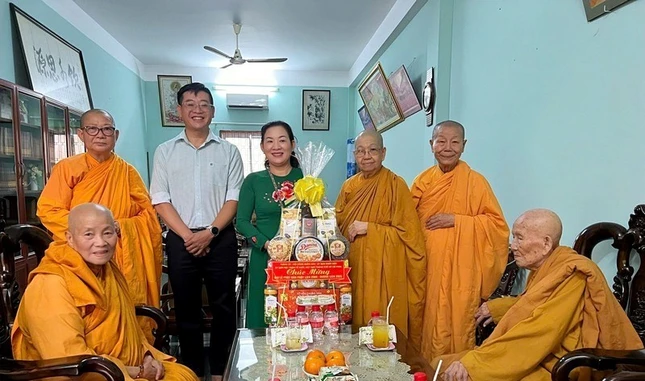 Lãnh đạo Ban Tuyên giáo và Dân vận Thành ủy TP.HCM chúc mừng Đại lễ Phật đản Phật lịch 2569 đến chư Ni tịnh xá Ngọc Phương