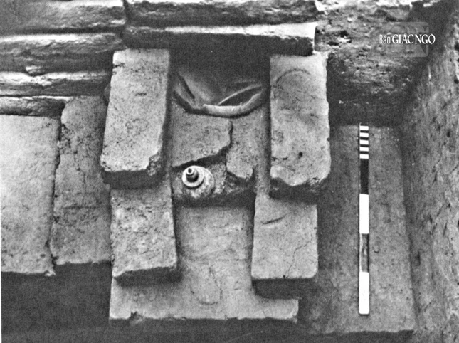 Chiếc bình xá-lợi và những chiếc đĩa trong buồng gạch cháy - Ảnh: K.M.Srivastava