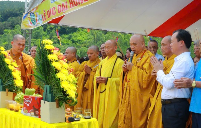 Chư tôn đức, đại biểu niêm hương bạch Phật