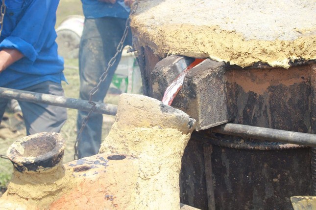 Chính thức rót đồng đúc đại hồng chung chùa Cực Lạc