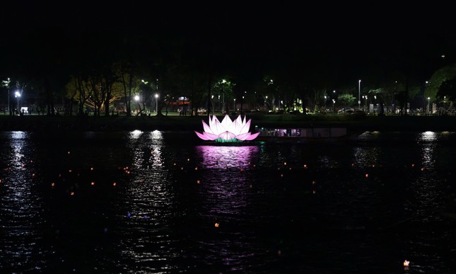 Từng đóa sen được thắp sáng trên sông Hương thơ mộng