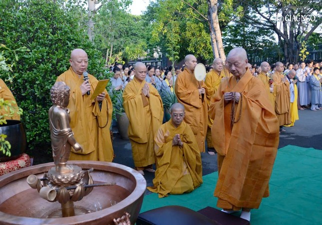 Đại lão Hòa thượng Thích Trí Quảng thân lâm niêm hương