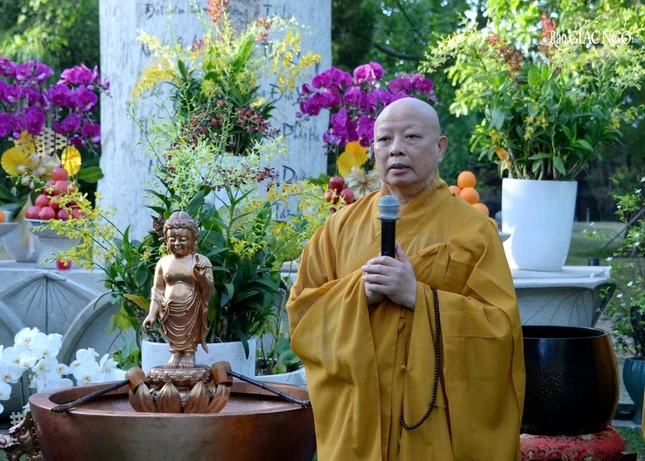 Hòa thượng Thích Lệ Trang chia sẻ pháp thoại và hướng dẫn nghi thức Tắm Phật truyền thống