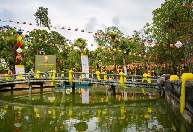 Mỗi mùa Phật đản trở về là một lần ánh sáng từ bi và trí tuệ của Đức Thế Tôn thắp sáng nhân gian, gieo hạt giống an lành trong lòng những người con Phật