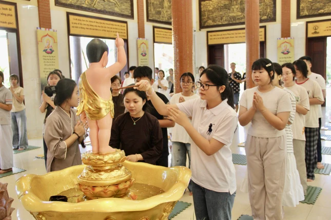 Các em thực hiện nghi thức Tắm Phật truyền thống