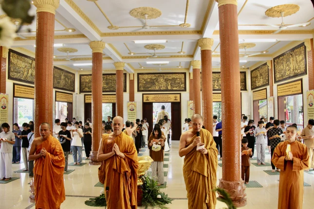 Chư tôn đức hướng dẫn các em đảnh lễ Tam bảo, tụng kinh