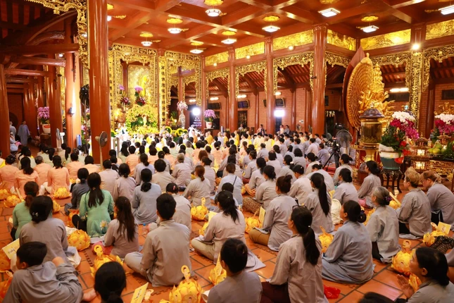 Đông đảo Phật tử về chùa dự lễ