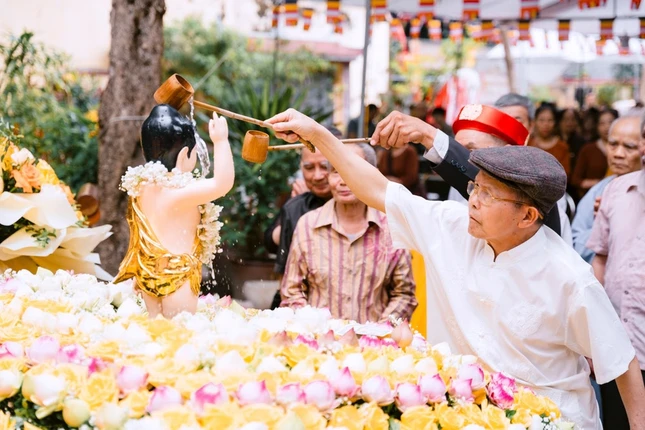 Thực hiện nghi thức Tắm Phật truyền thống