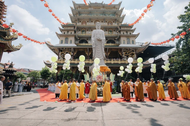 Thả bóng bay mang theo thông điệp cầu nguyện quốc thái dân an Thả bóng bay mang theo thông điệp cầu nguyện quốc thái dân an