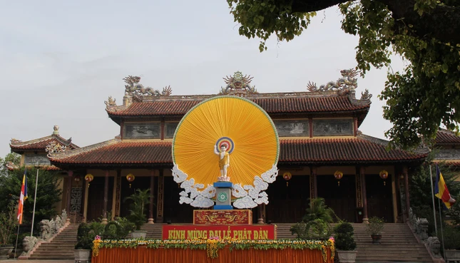 Lễ đài chính tại tổ đình Từ Đàm, nơi điễn ra chính thức Đại lễ Phật đản Phật lịch 2569 tại Huế, vào sáng 15-4 ÂL