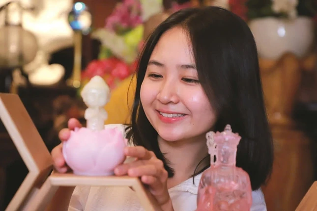 Như Ý nâng niu các bức tượng do chính tay mình làm cúng dường mùa Đại lễ Vesak